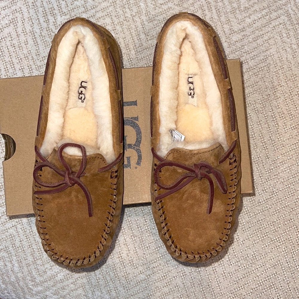 UGG Dakota Moccasin Slippers Size 7 Chestnut